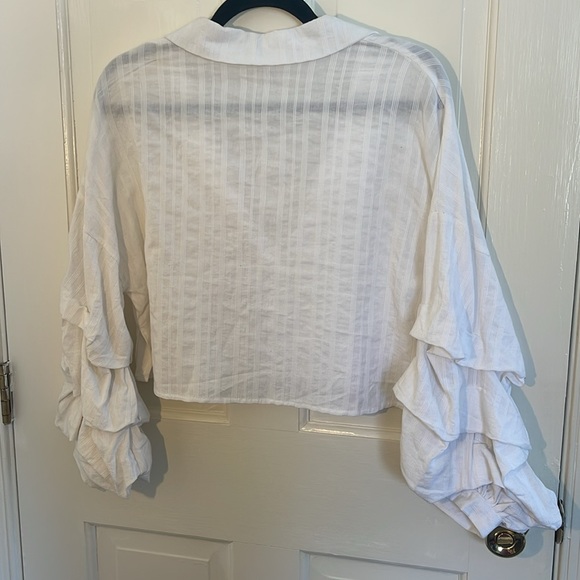 Fun white blouse - Picture 4 of 4